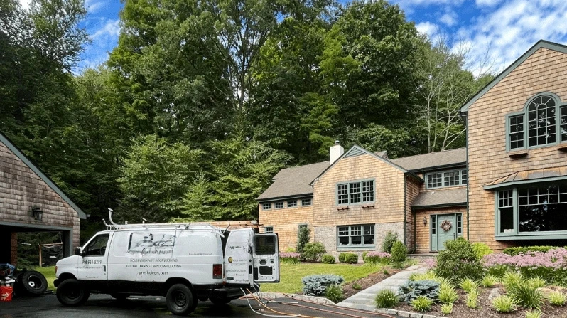 Middleburg Heights Power Washing power washing crew working in Lorain, OH